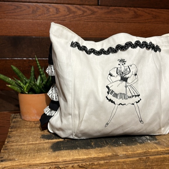 No Brand Tag Large Black and White Ruffled Graphic Cotton Tote Bag - Picture 2 of 9